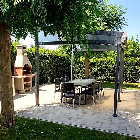 Sunny Spell With Free Parking And Garden Vendégház